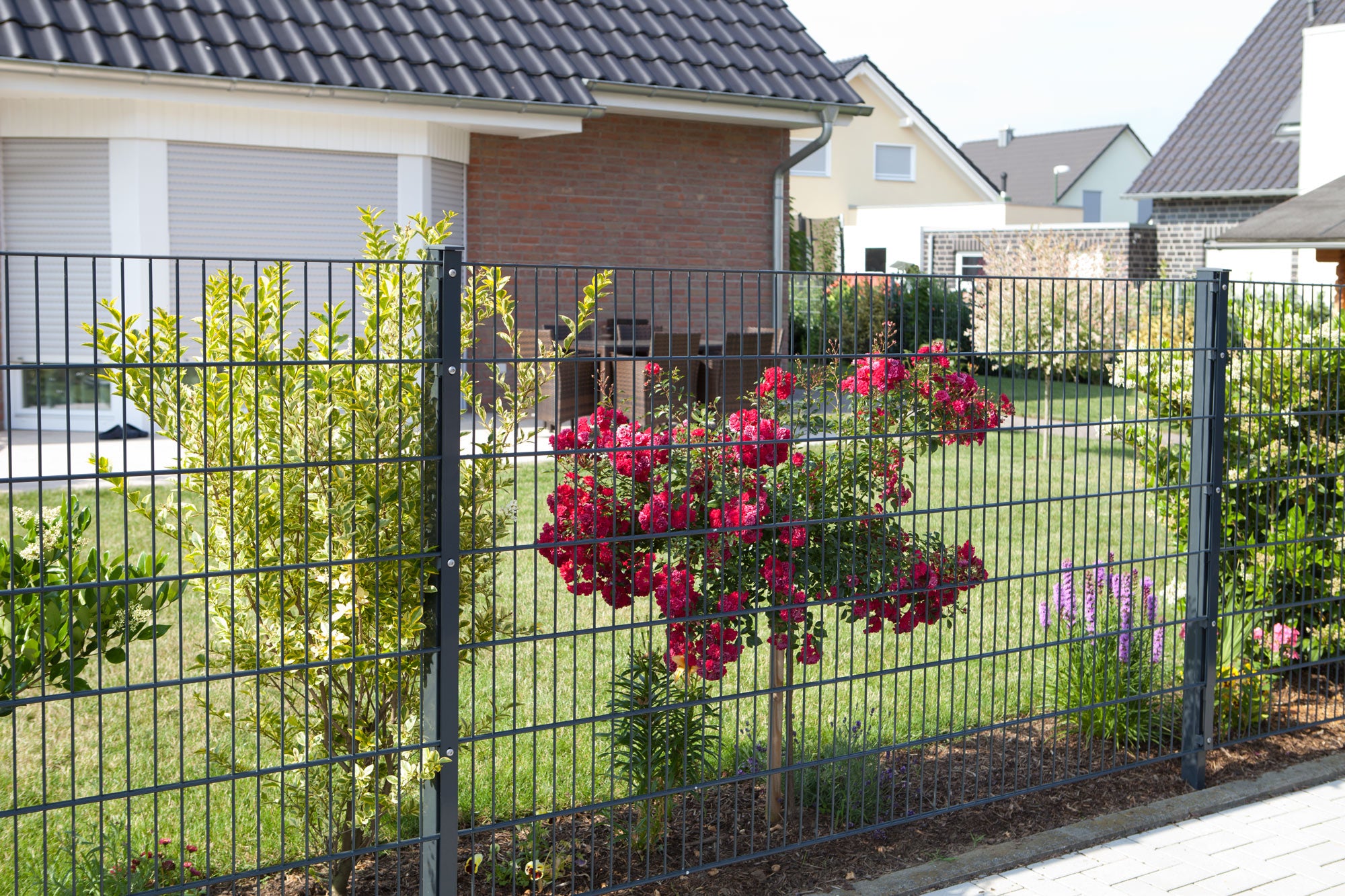 Doppelstabmatte Komfort 6/5/6 mm in anthracite, showcasing the strong, durable fencing structure by Zaunpaket24.