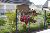 Doppelstabmatte Komfort 6/5/6 mm in anthracite, showcasing the strong, durable fencing structure by Zaunpaket24.