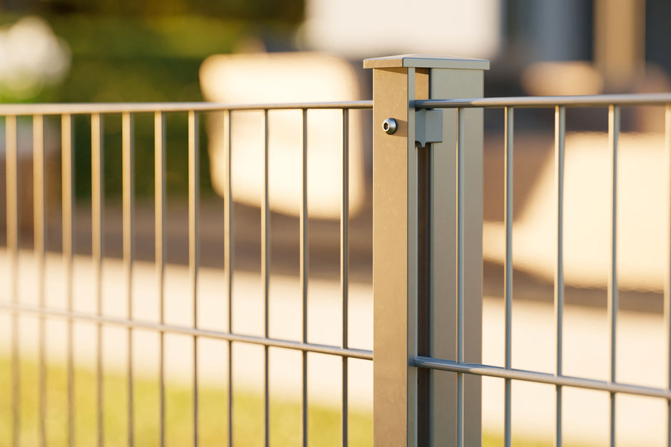 30-meter Zaunpaket featuring 6/5/6 double wire mesh panels and posts, showcasing premium German quality.