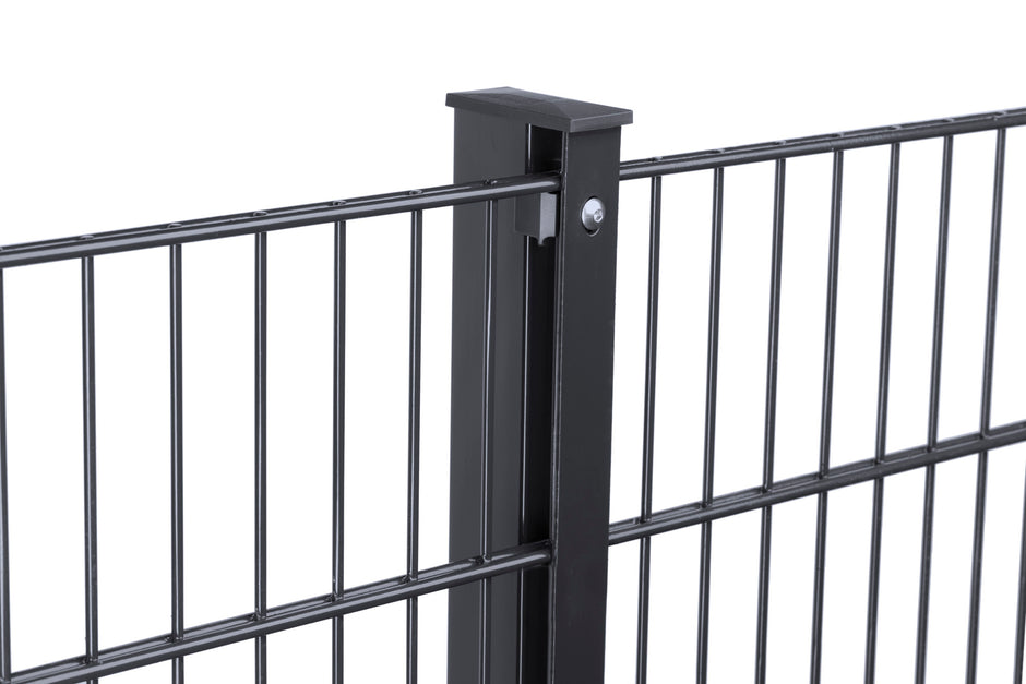 Zaunpfosten mit Abdeckleiste von Zaunpaket24, robustes Material, ideal für Garten- und Grundstücksbegrenzungen.