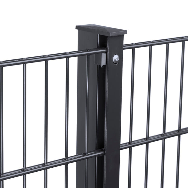 Zaunpfosten mit Abdeckleiste von Zaunpaket24, robustes Material, ideal für Garten- und Grundstücksbegrenzungen.