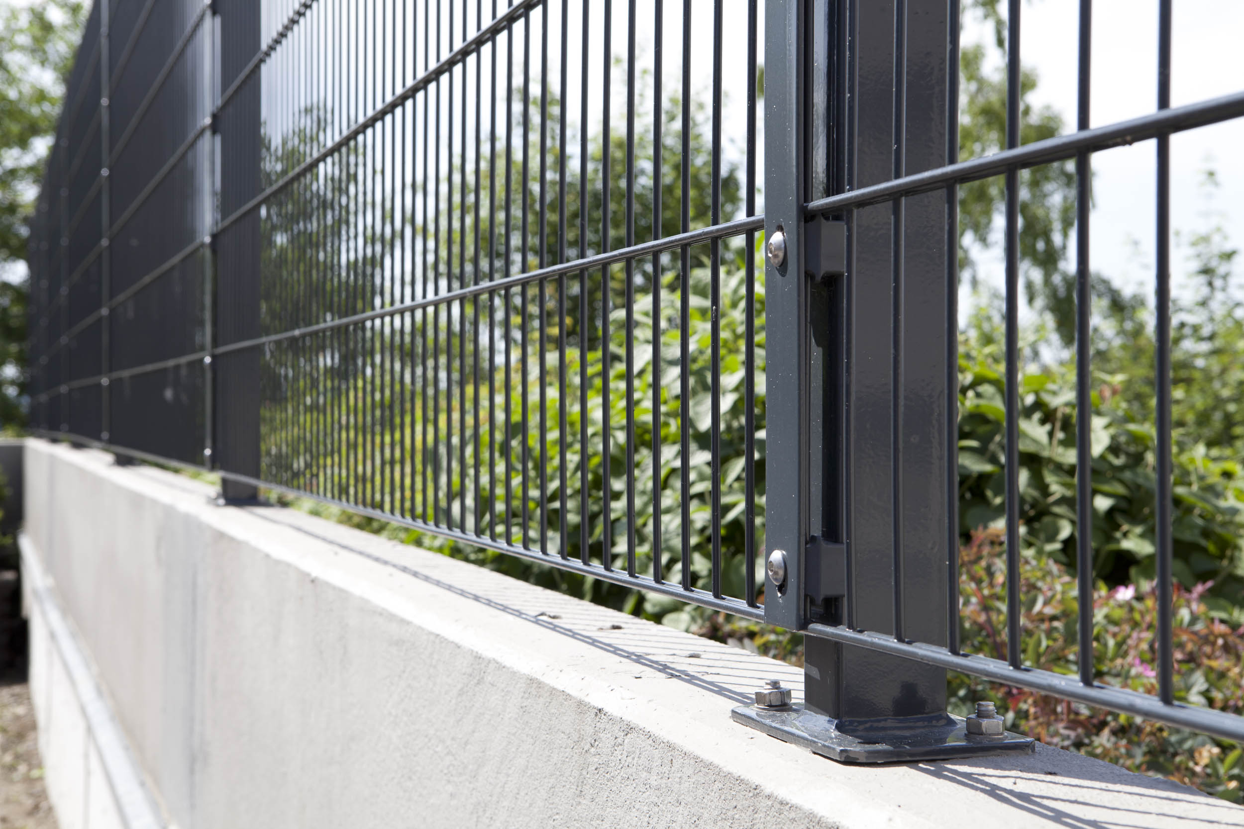 Fußplatte Universal zum Aufdübeln, robustes Metall, für Zaunpfosten, Zaunpaket24 Markenprodukt, stabile Befestigung