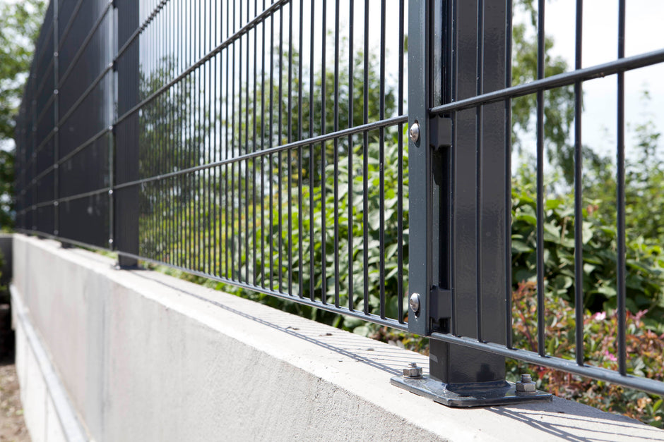 Fußplatte Universal zum Aufdübeln, robustes Metall, für Zaunpfosten, Zaunpaket24 Markenprodukt, stabile Befestigung