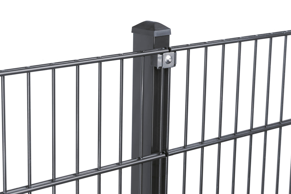 Zaunpfosten mit Klemme von Zaunpaket24, robustes Design in Grau, ideal für den Gartenzaun und Sichtschutz.