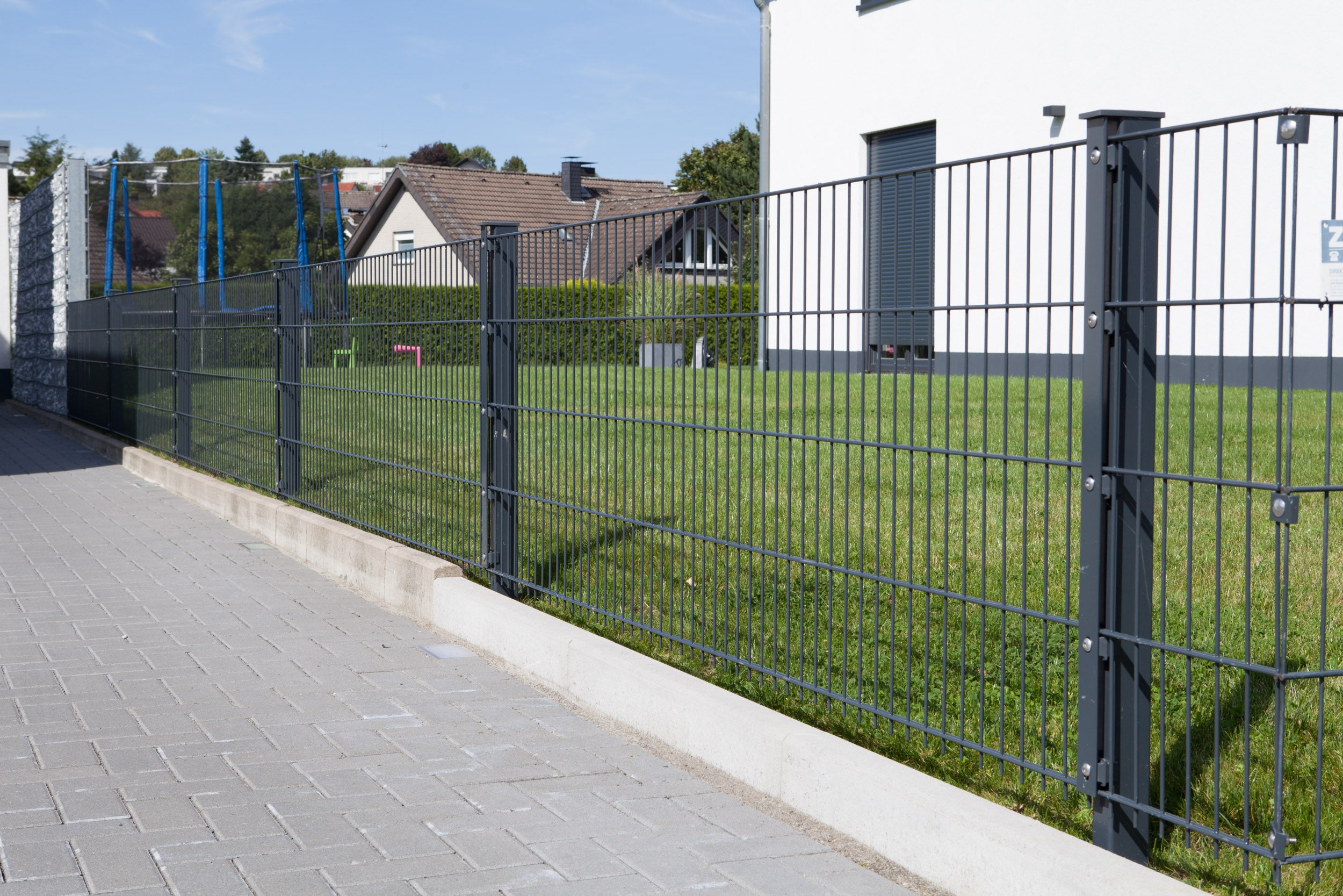 Zaunpfosten mit Abdeckleiste von Zaunpaket24, zeigt robustes Design und hochwertige Verarbeitung im Freien.