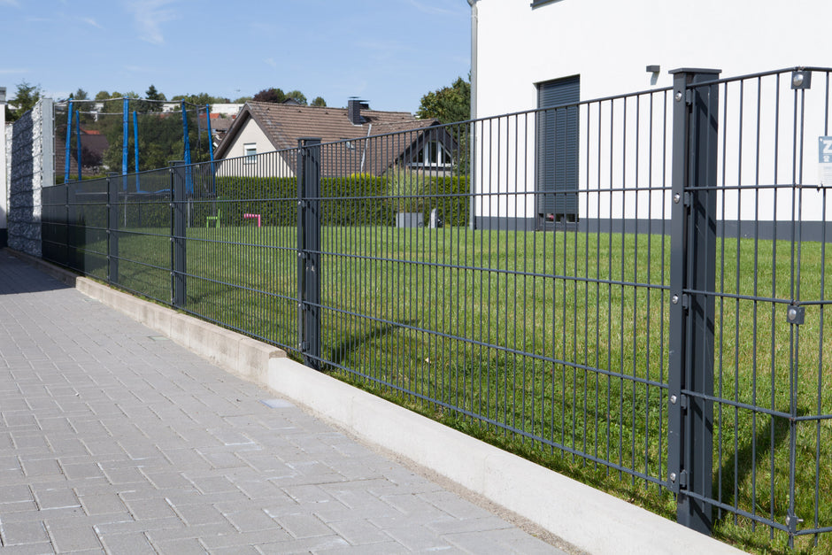 Zaunpfosten mit Abdeckleiste von Zaunpaket24, zeigt robustes Design und hochwertige Verarbeitung im Freien.