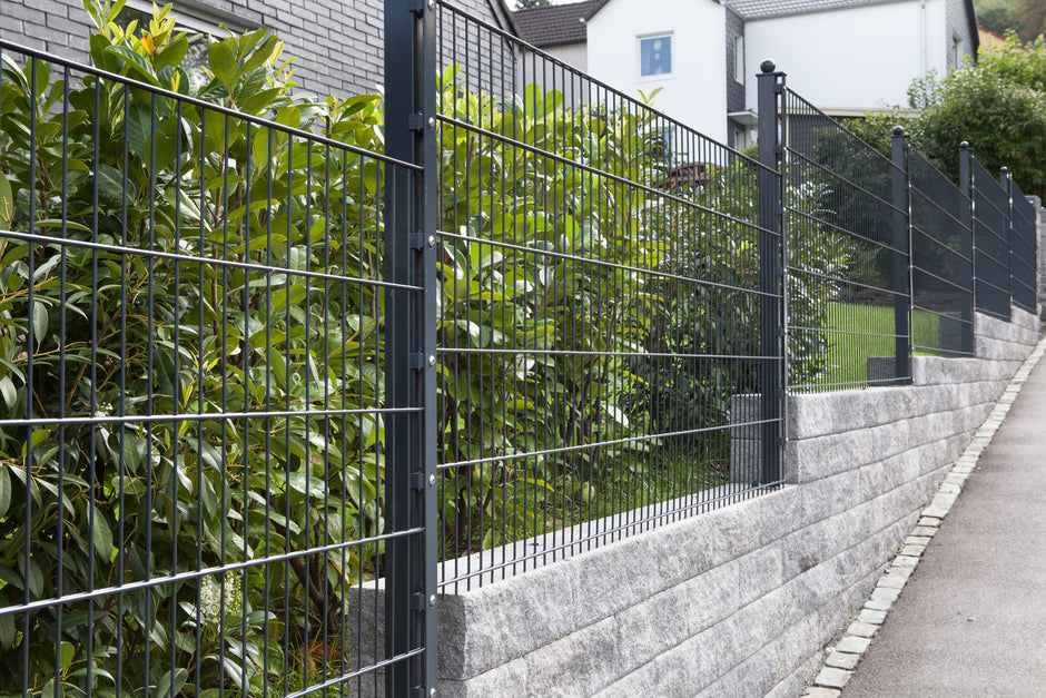 Doppelstabmatte Komfort 6/5/6 mm fencing panel in green, showcasing the sturdy vertical and horizontal wire design.