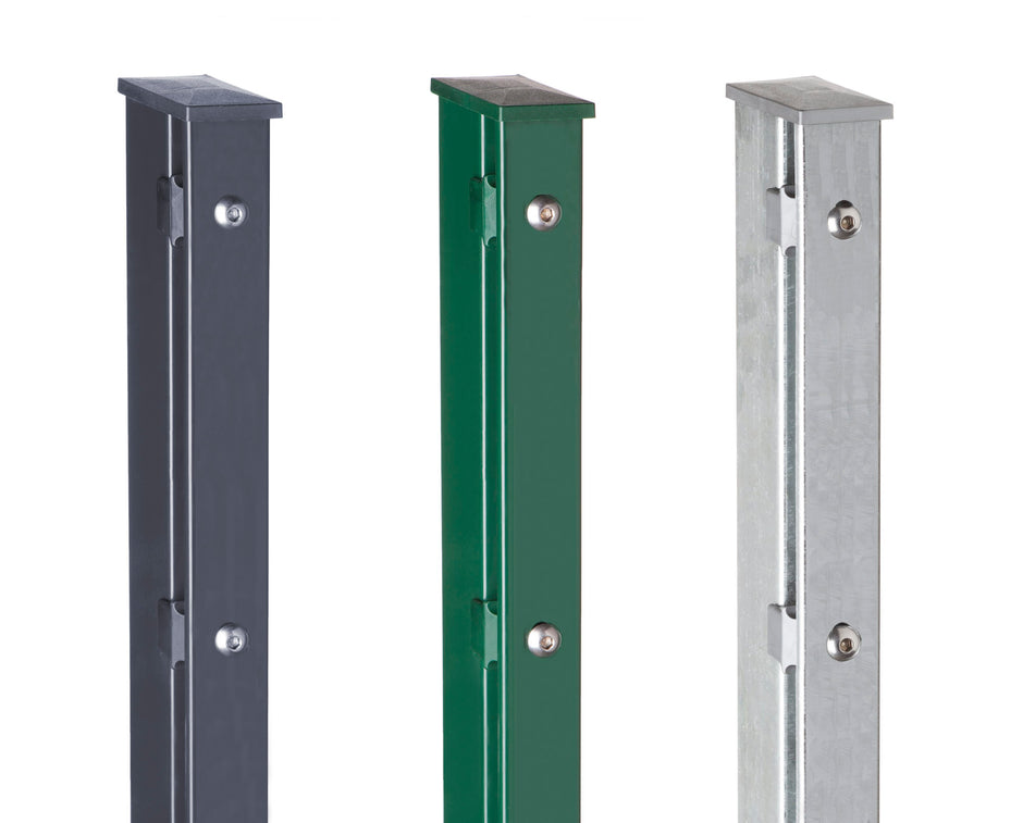 Zaunpfosten mit Abdeckleiste in drei Farben, von Zaunpaket24, auf neutralem Hintergrund präsentiert.