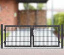Flügeltor VarioGate Duo by Zaunpaket24, showcasing a stylish two-wing gate in a garden setting.