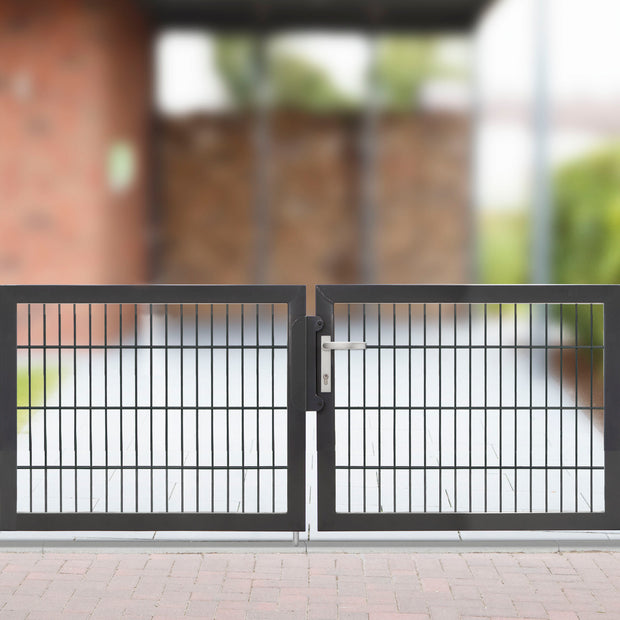 Flügeltor VarioGate Duo by Zaunpaket24, showcasing a stylish two-wing gate in a garden setting.