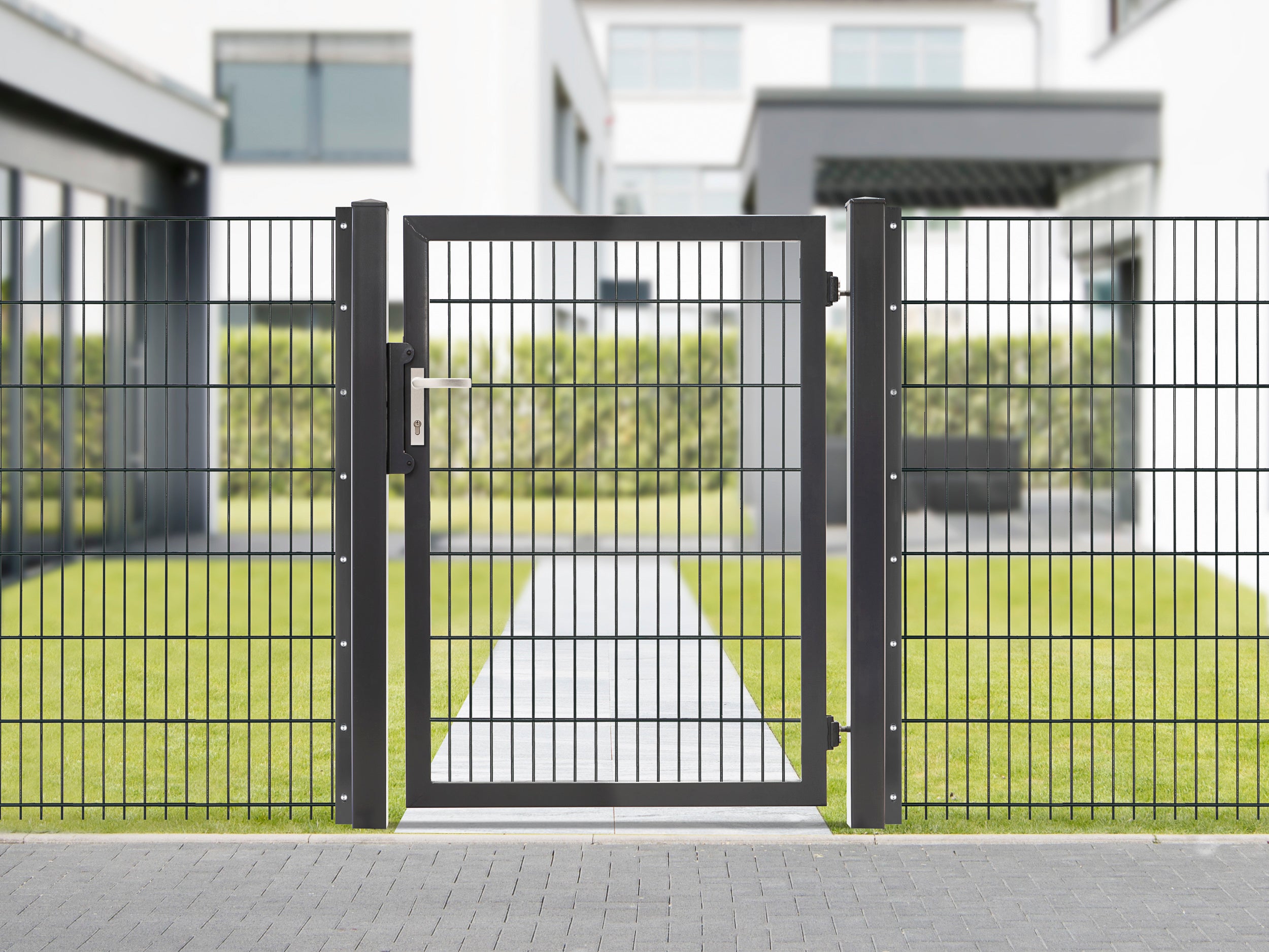 Flügeltor VarioGate Mono by Zaunpaket24, showcasing a single-leaf gate in a modern outdoor setting.