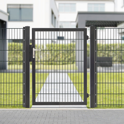 Ein 1-flügeliges Flügeltor VarioGate Mono von Zaunpaket24, mit grauem Metallrahmen und Sichtschutz in modernem Design.
