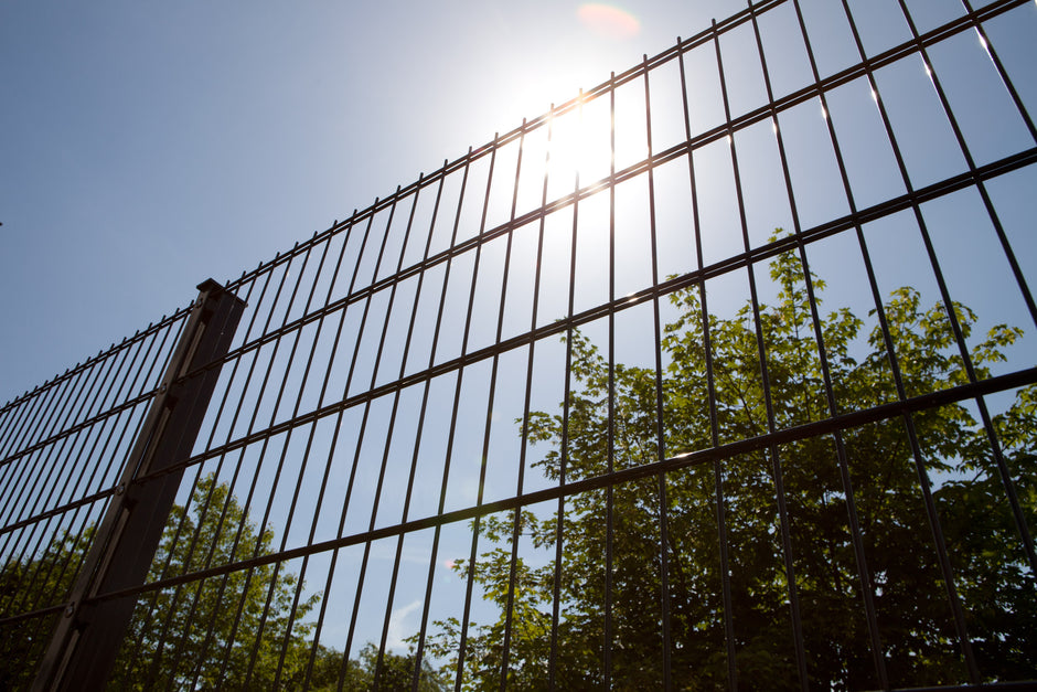 Doppelstabmatte Komfort 6/5/6 mm in green, showcasing a sturdy steel fence panel with a double-wire design.