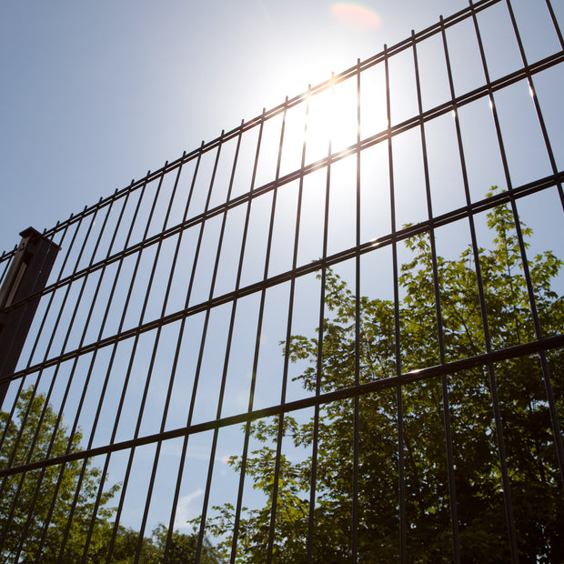 Doppelstabmatte Komfort 6/5/6 mm in green, showcasing a sturdy steel fence panel with a double-wire design.