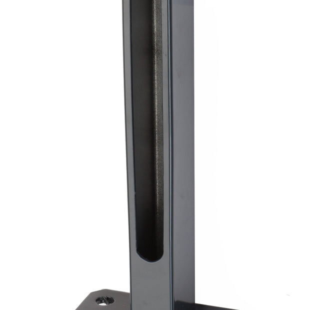 Universal Fußplatte zum Aufdübeln von Zaunpaket24, stabile Metallbefestigung für Zaunpfosten, Blick auf die montierte Platte